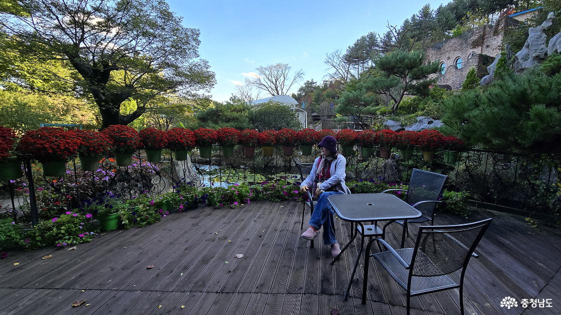 식당 앞에 마련된 테이블도 멋진 포토존이 된다.