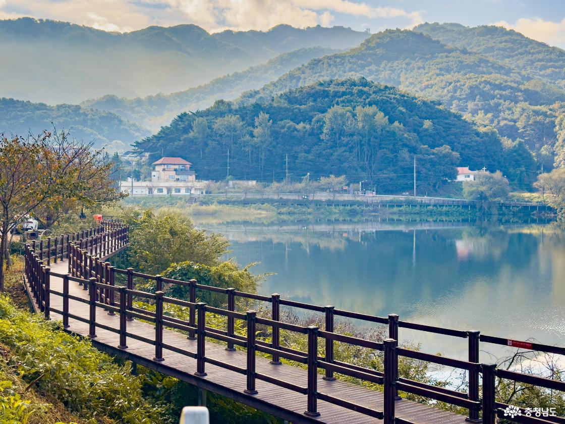 성거산과 천흥저수지 수변데크길