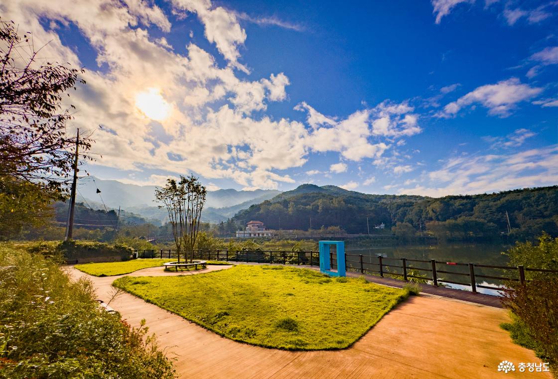 수변데크 성거산 방향 쉼터 