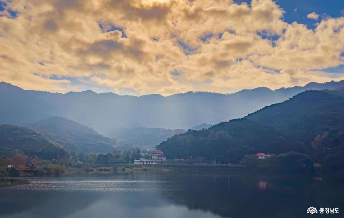 성거산과 천흥저수지