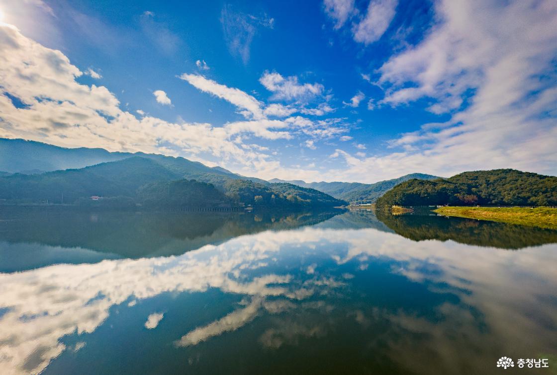 성거산과 천흥저수지