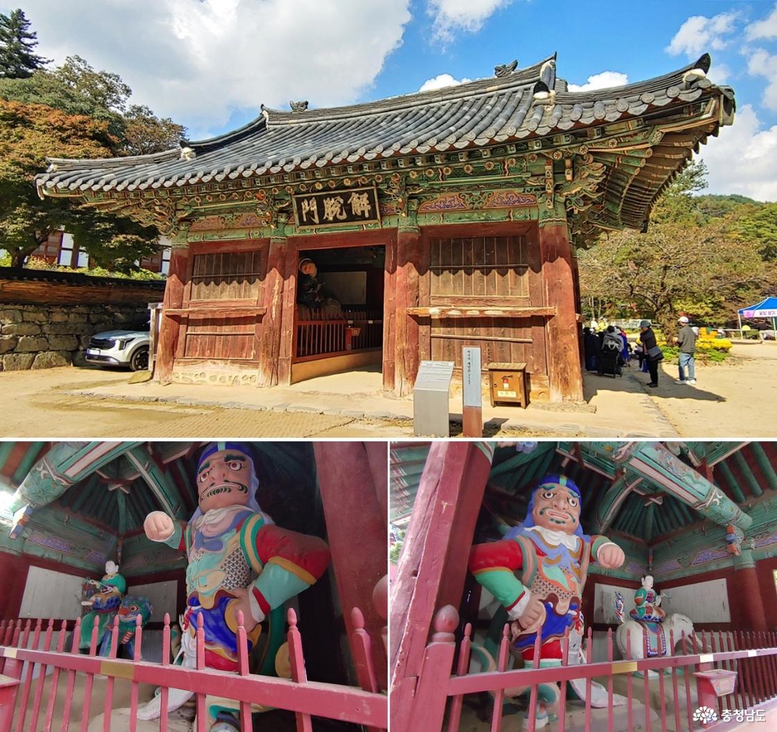 마곡사 해탈문 / 해탈문 왼쪽, 문수보살상과 금강역사상 / 오른쪽 금강역사상과 보현보살상