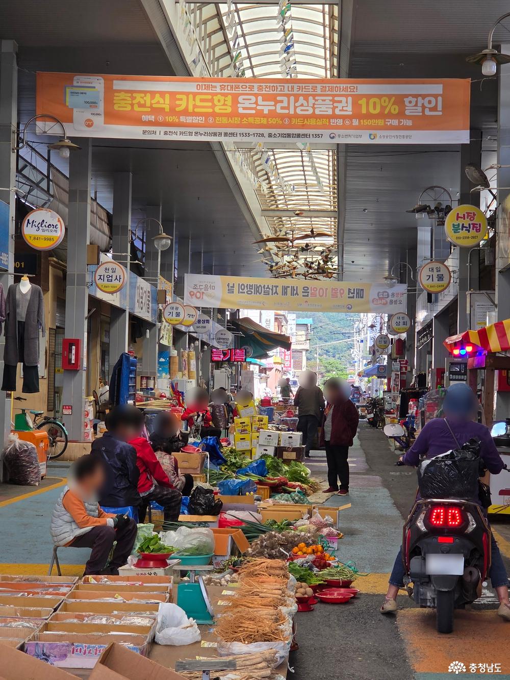 유구전통시장 안쪽 모습입니다. 제가 방문한 때는 장날이라 유난히 사람이 많더라고요. 지금은 현대화작업이 되어 있어서 천정바리게이트 작업이 되어 있어서 실내에서 장을 보는 느낌이 듭니다.