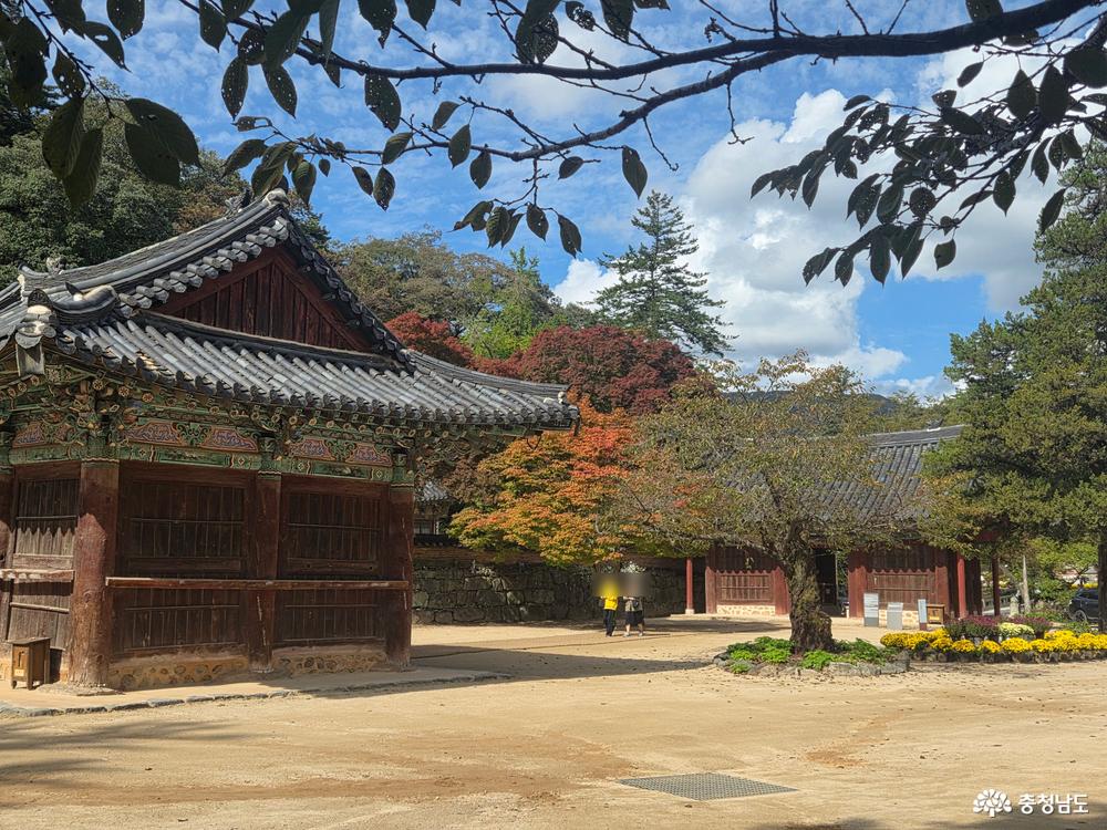 유네스코 지정 천년고찰 마곡사 입구 모습입니다. 사진속 공간 안에는 사찰 입구를 지키는 사대천왕을 모셔놓은 공간입니다.