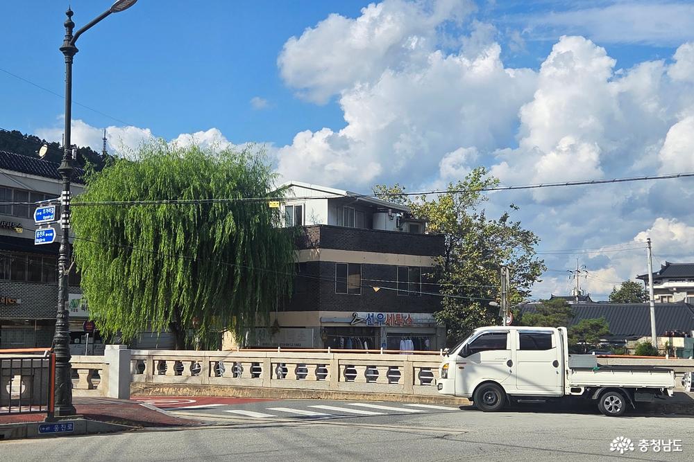 다이루어질지니에서 배경으로 참 인상깊었던 커다란 버들나무(그 옆 정감스러운 옛세탁소 모습-실제로 영업중)의 모습입니다. 화면에서도 예뻤지만 실제로 보니 더 버들나무의 생기가 더 좋더라고요.