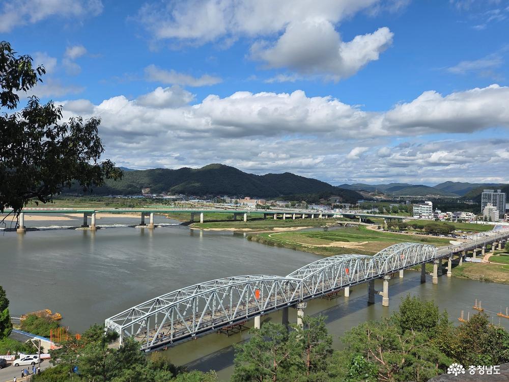 공주 공산성에서 내려다보이는 금강교의 모습입니다. 금강교가 실제로 얼마나 크고 유니크한지 볼 수 있는 포인트이니 꼭 즐기고 돌아오시길 바랄께요!