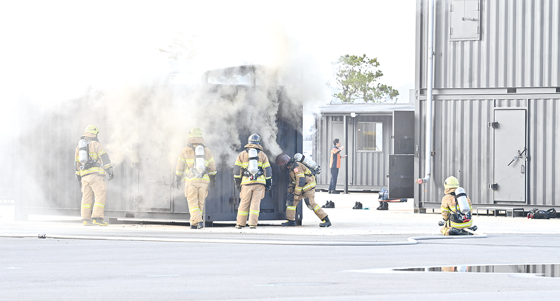실화재 훈련시설에서 화재이상현상 중 하나인 백드래프트를 시연하고 있다.