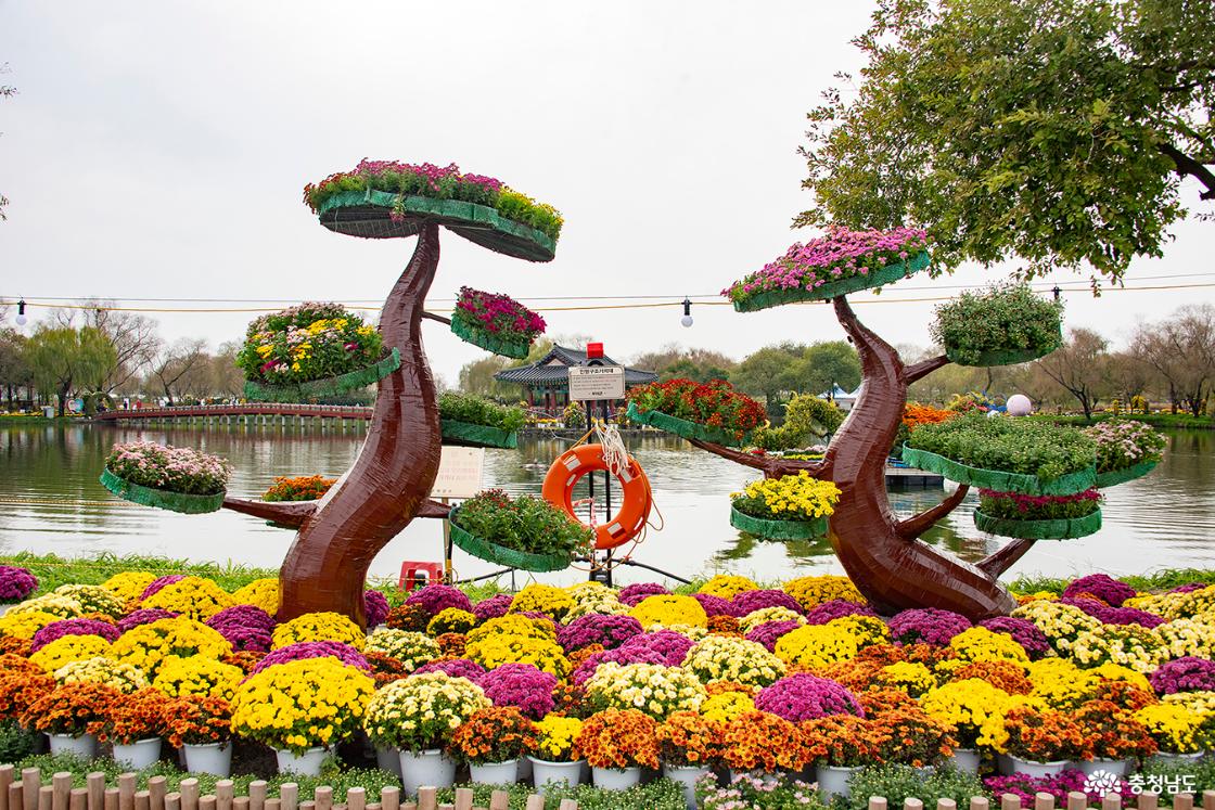 나뭇가지 위의 국화꽃 장식