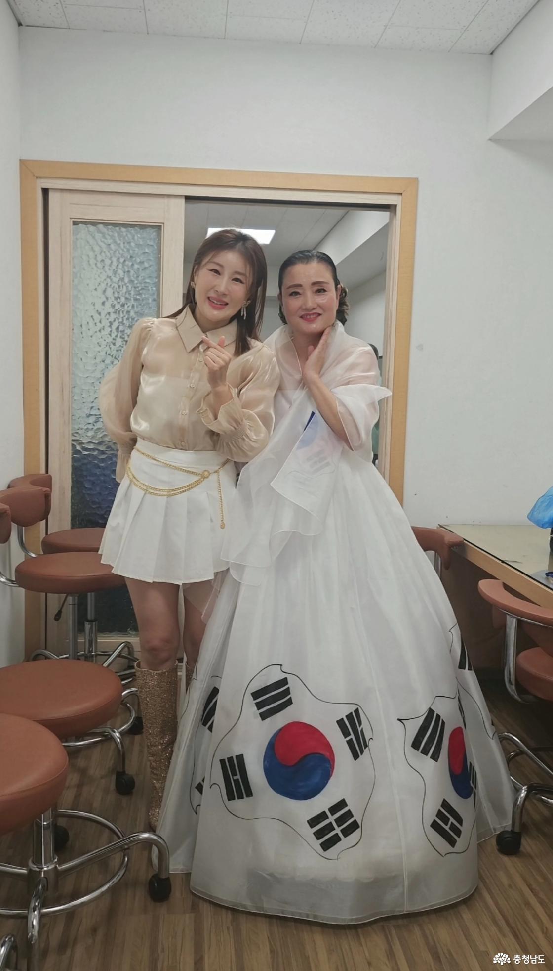 개막 축하공연은 트로트 가수이자 국악인 이미리