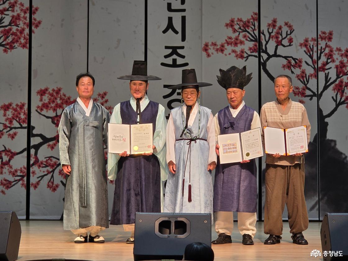 왼쪽 두번째, 통합시조 대상 권태악 수상자