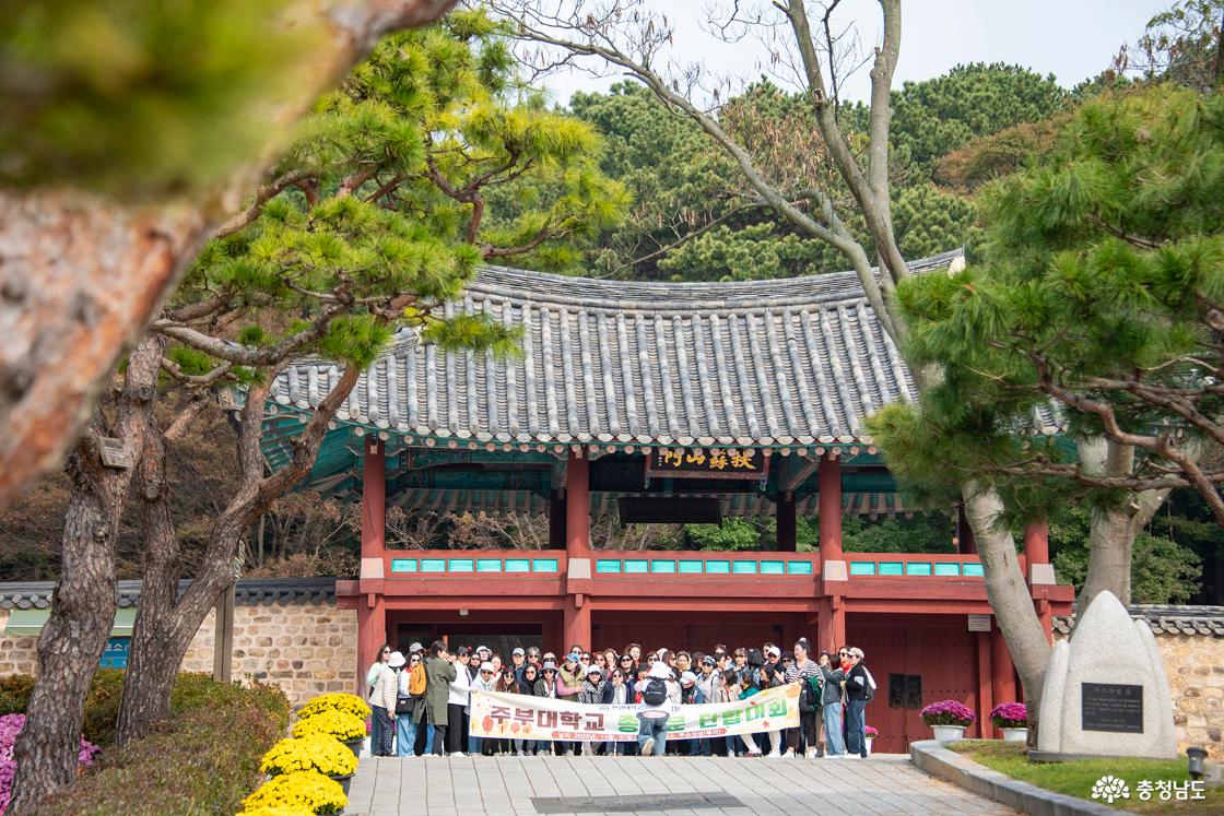 부소산 입구 부소산문 앞에서 단체사진을 담는 사람들