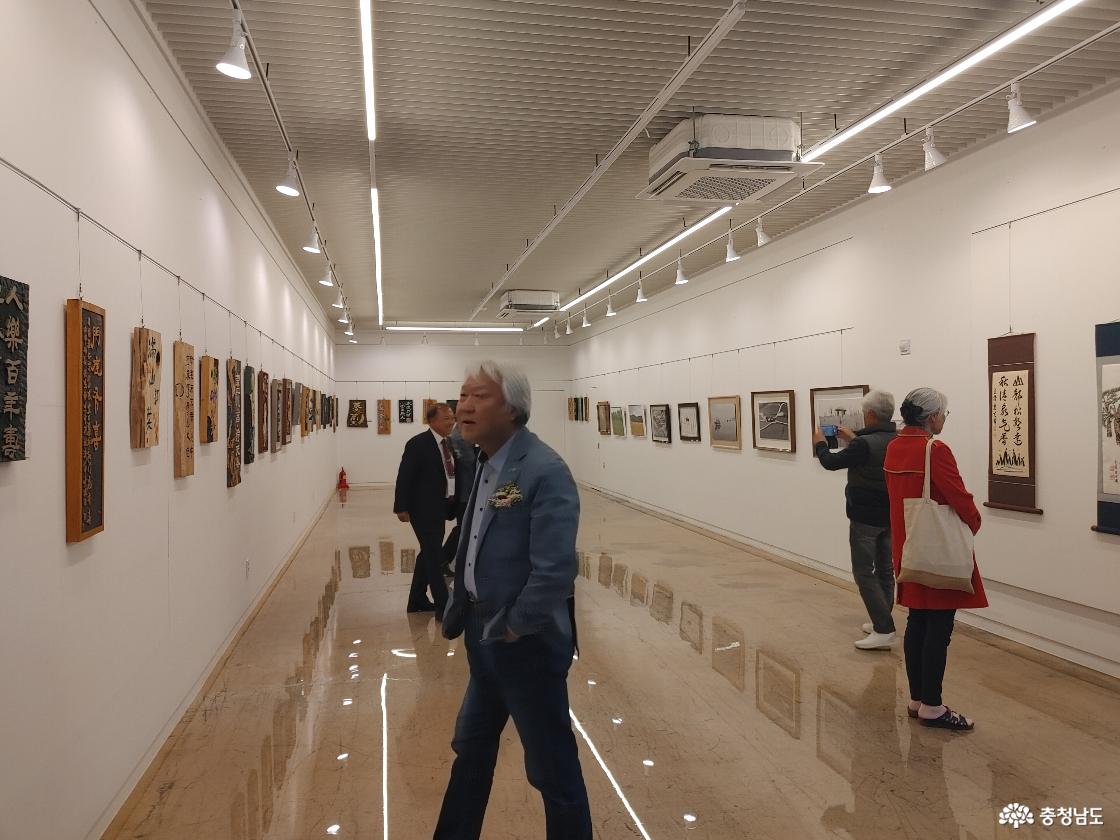 서각, 사진, 미술 작품 전시 모습