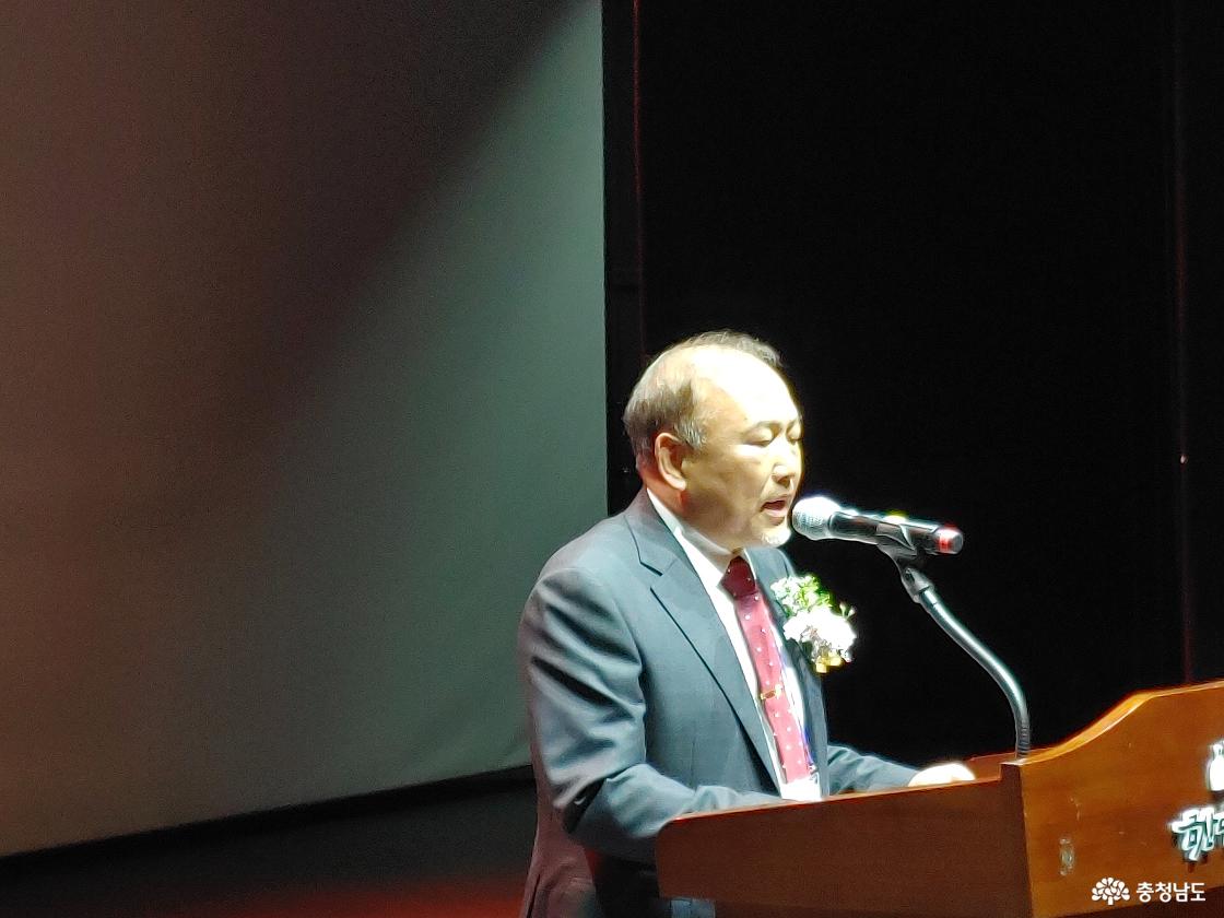  내빈소개 및 개회사를 하는 황한섭 회장