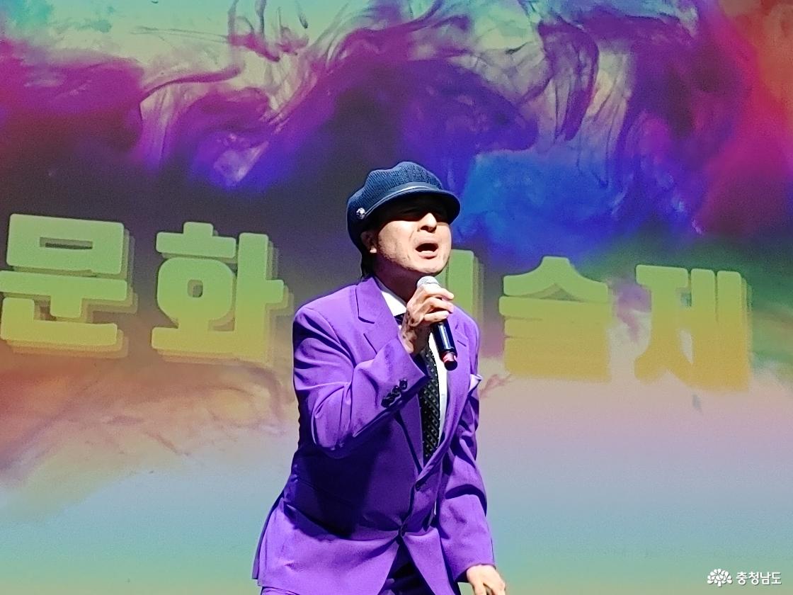 2부 공연 사회를 보는 진용아