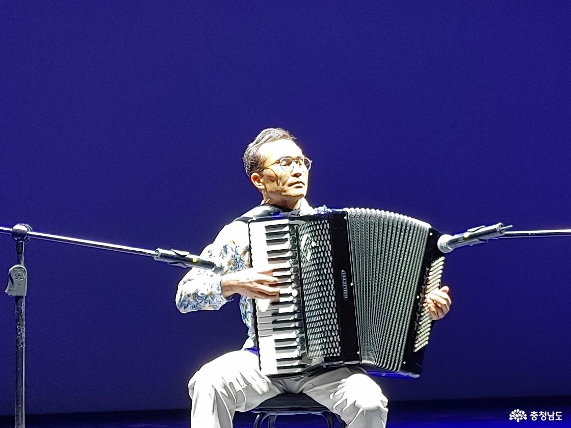 박하일의 아코디온 연주 모습
