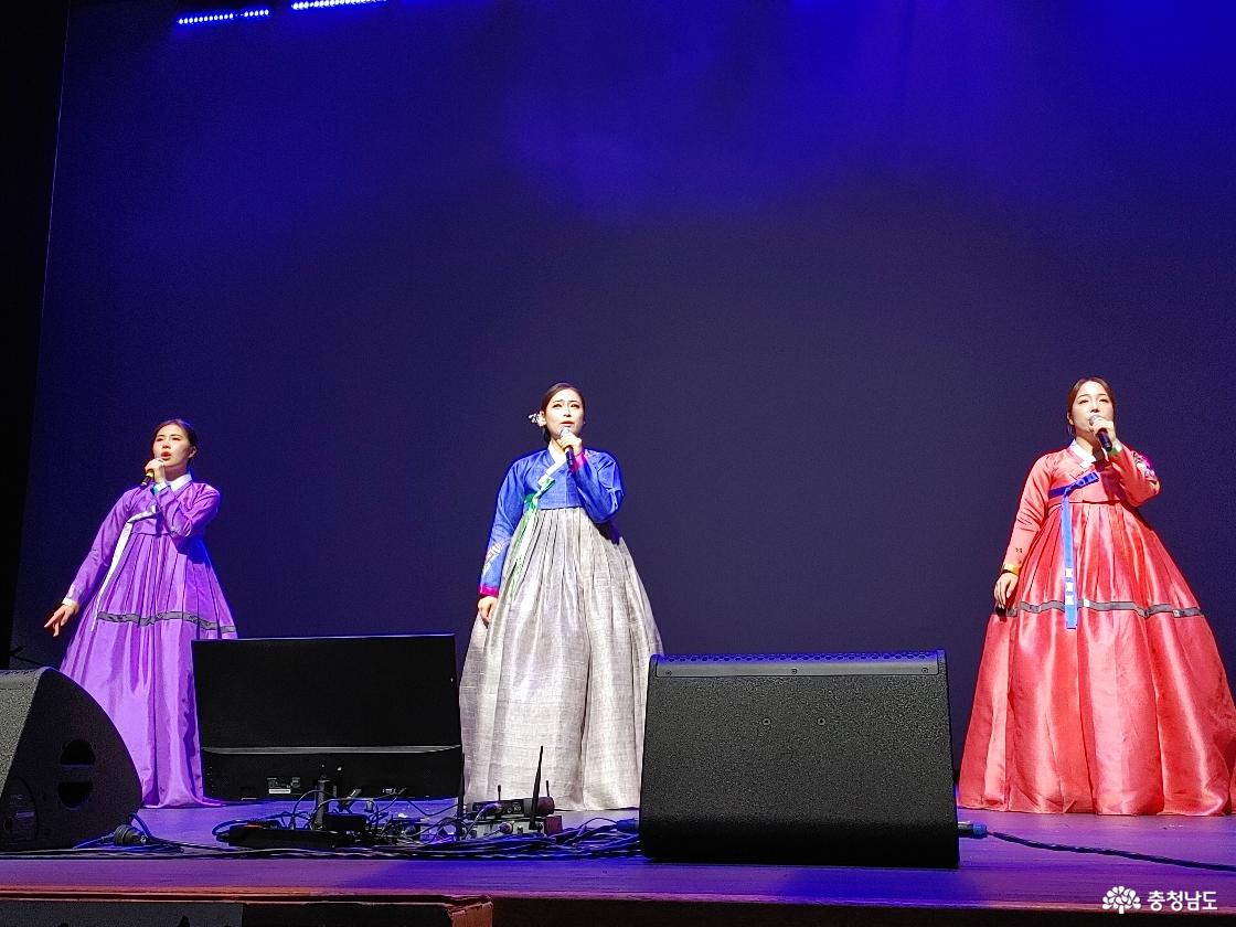 장효선, 최민정, 박세음의 국악가요 공연 모습