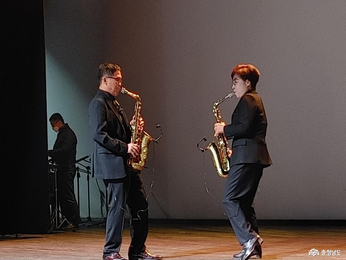 이천일의 색소폰 연주 모습