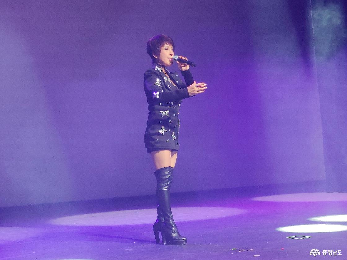초대가수 민지의 공연모습