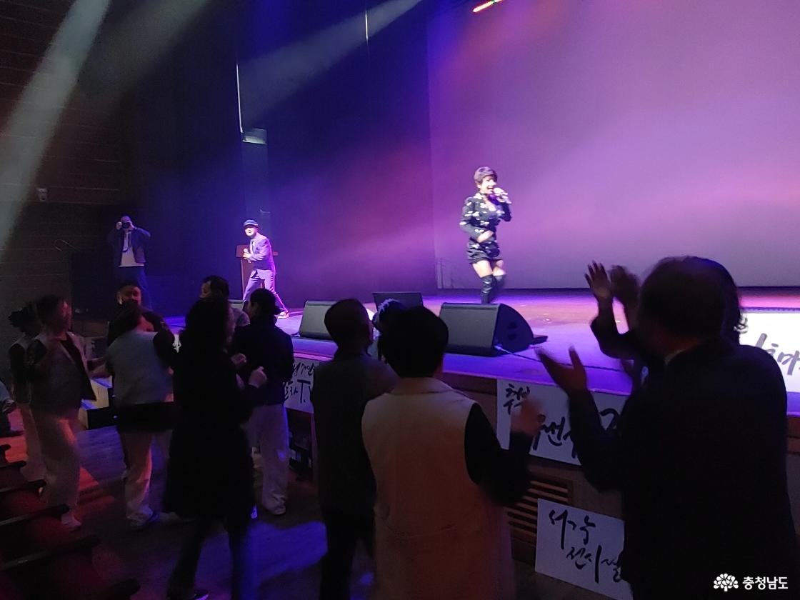 관객과 함께 춤을 추는 흥겨운 무대 모습