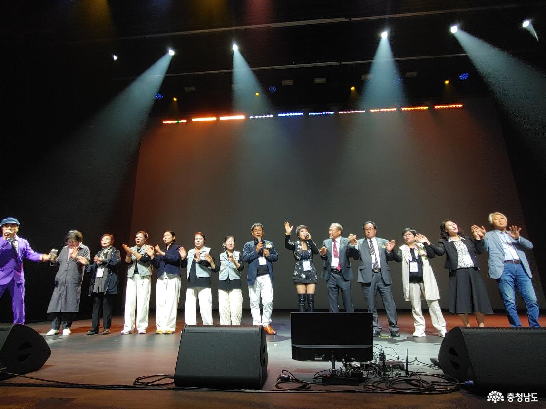 가수 민지와 임원들이 나와 10월의 마지막 밤을 부르는 모습