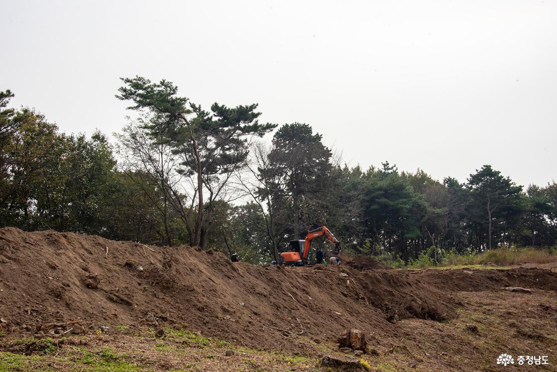 왕궁 관련 유물 유적을 찾고 있는 모습