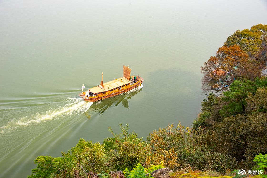 백마강 위로 지나가는 돛단배의 모습