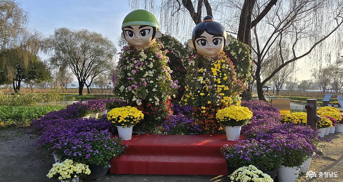 선화공주와 서동도 국화로 장식한 모습