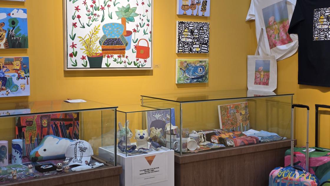 충남역사박물관 기획전시실 내 작품을 활용한 물품 진열 모습 1