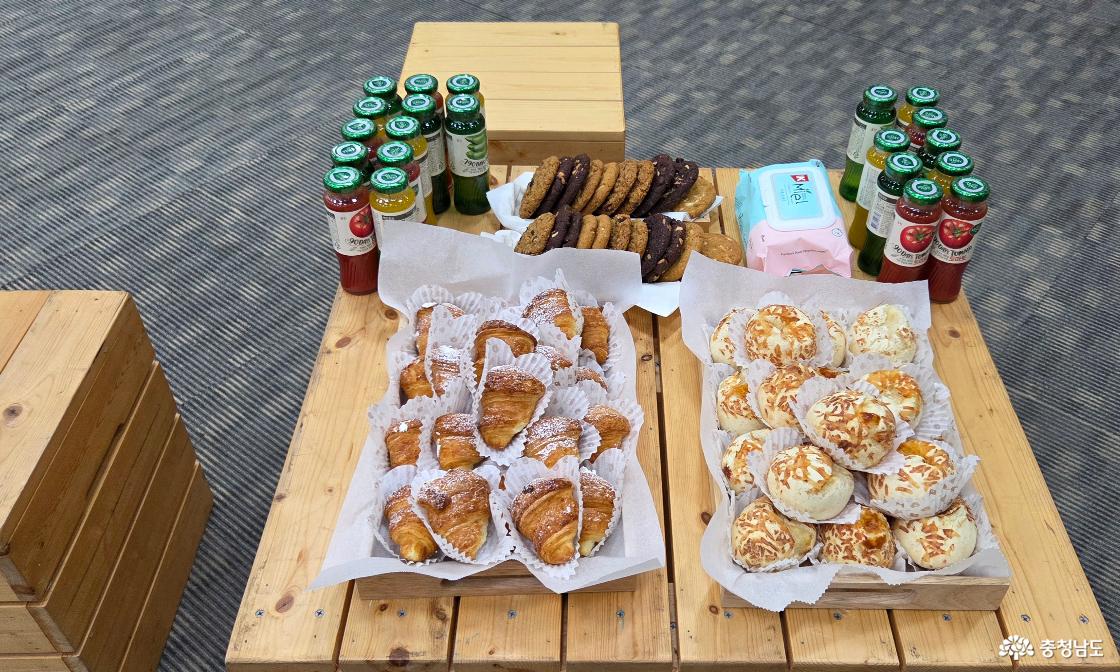 크림크로와상, 치즈볼, 쿠키 등 베이커리와 과일 음료가 준비되어 있습니다.