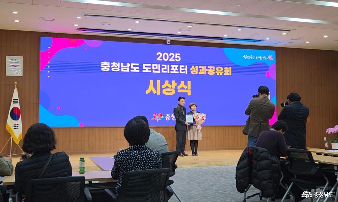 꽃다발과 상패를 들고 있는 2025 최우수도민리포터의 모습