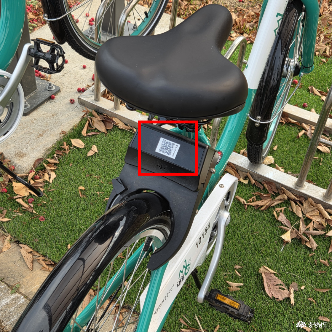 자전거 안장과 뒷바퀴 사이에 있는 잠금장치에 QR코드가 있습니다.
