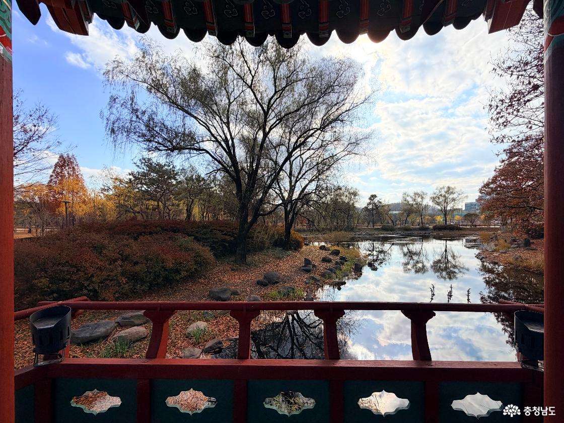 천안삼거리공원의 연못을 담은 사진