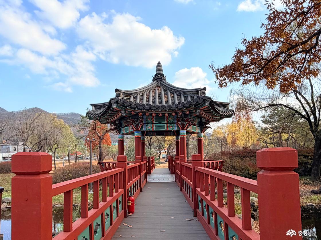 천안삼거리공원의 이동 통로를 담은 사진