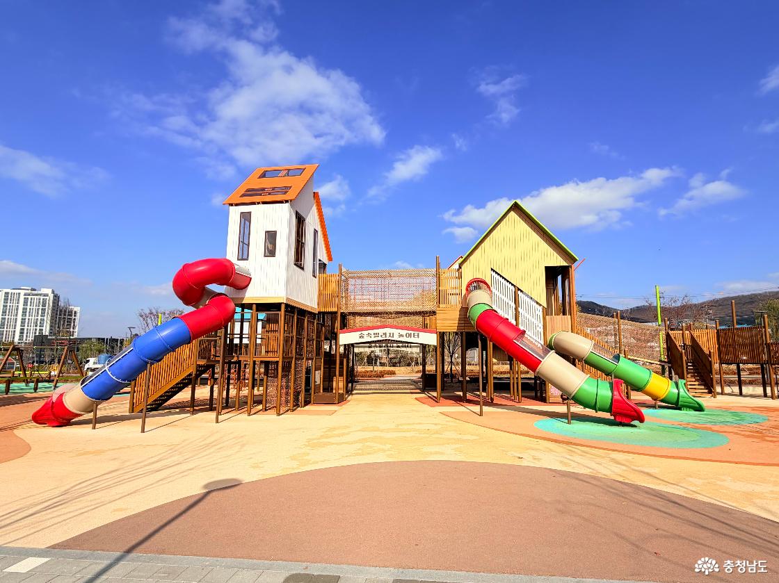 천안삼거리공원의 놀이터를 담은 사진