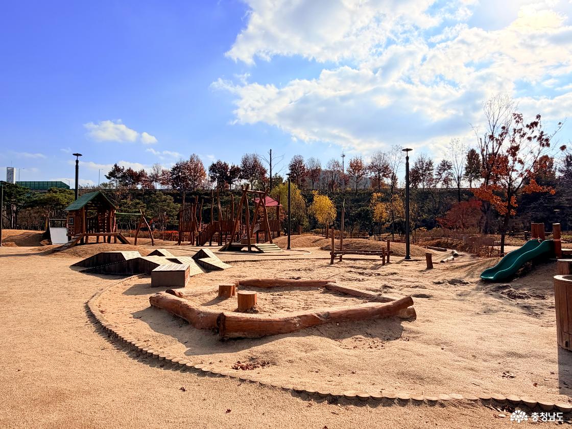 천안삼거리공원의 놀이터를 담은 사진