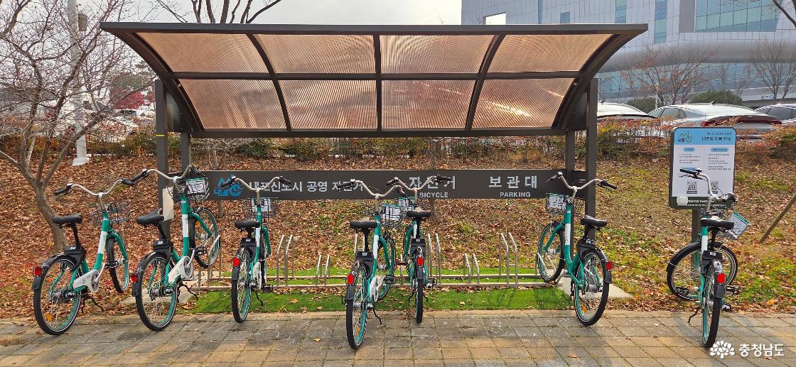 내포씽 대여소(15.충청남도의회)에 내포씽 자전거들이 세워져 있어요.