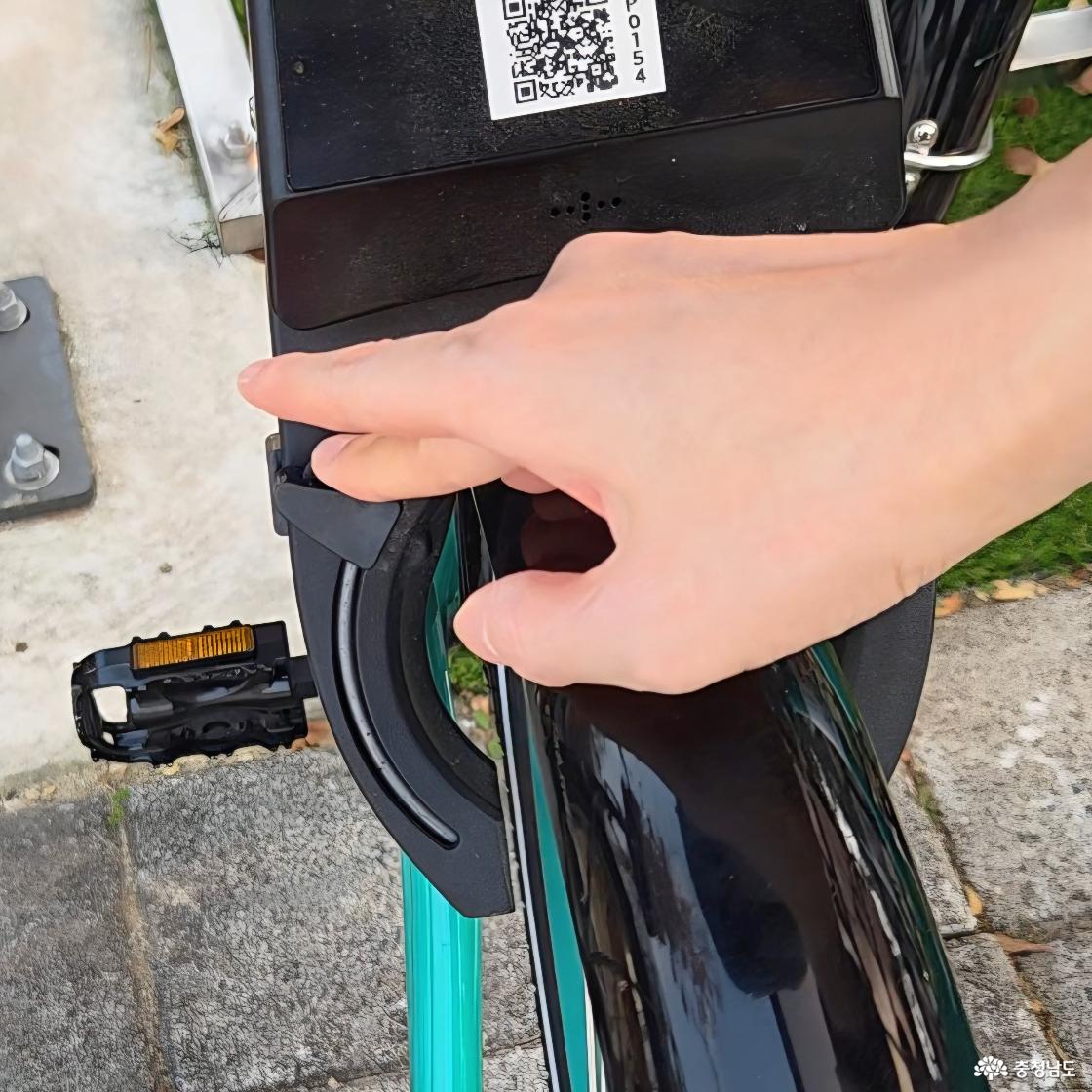 잠금장치를 아래로 당겨 잠가줍니다.