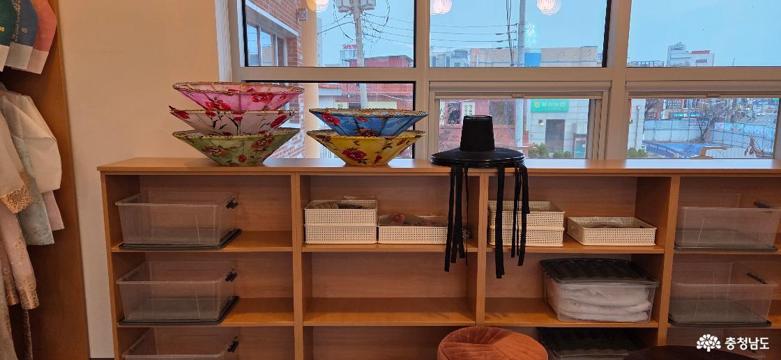 선비의 갓과 화려한 꽃무늬가 들어간 어우동 전모 등의 전통 모자가 비치되어 있습니다.