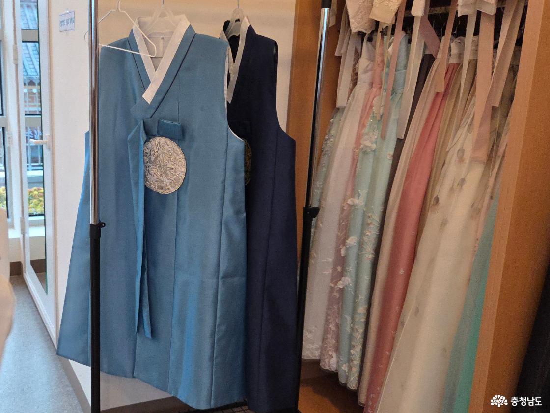 남성용 한복 진열장 선비의 기품이 느껴지는 푸른빛의 남성용 한복이 옷걸이에 정갈하게 걸려 있습니다.
