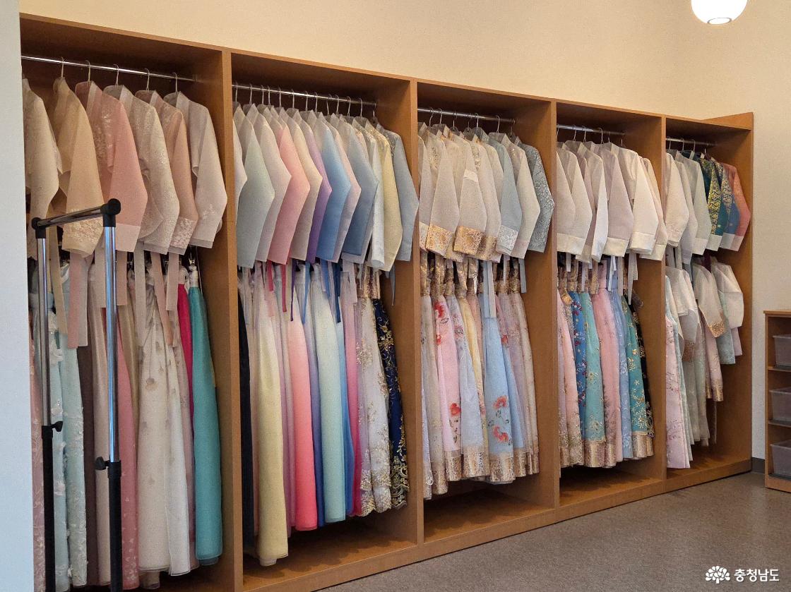 여성용 한복 진열장에 단아한 멋이 느껴지는 여성용 저고리와 치마가 색상별로 가지런히 진열되어 있습니다. 화려한 금박 장식부터 우아하고 단정한 디자인까지 취향에 따라 선택할 수 있는 폭이 넓습니다.
