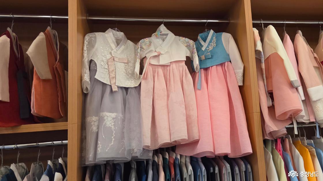 아이들을 위한 아기자기하고 귀여운 디자인의 어린이용 한복도 다양하게 갖춰져 있습니다. 은은한 파스텔 톤의 색감과 고운 자수가 어우러져 아이들의 사랑스러움을 더해줍니다.