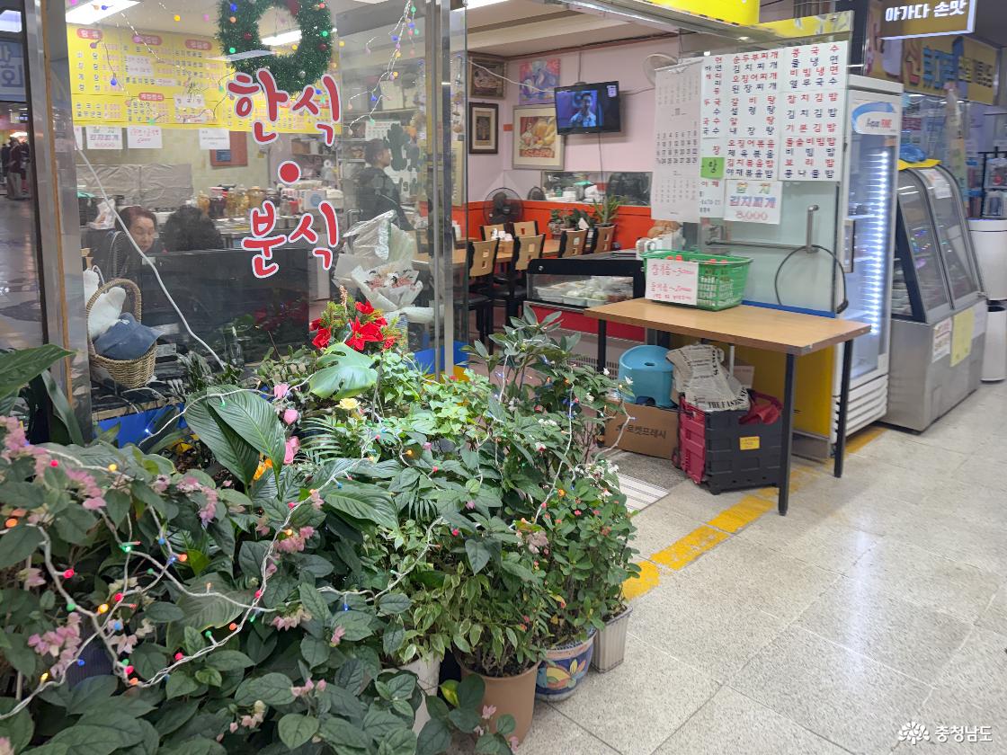 입구 주변 분식집