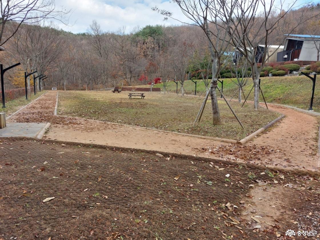 안내표지판 및 맨발 걷는 길