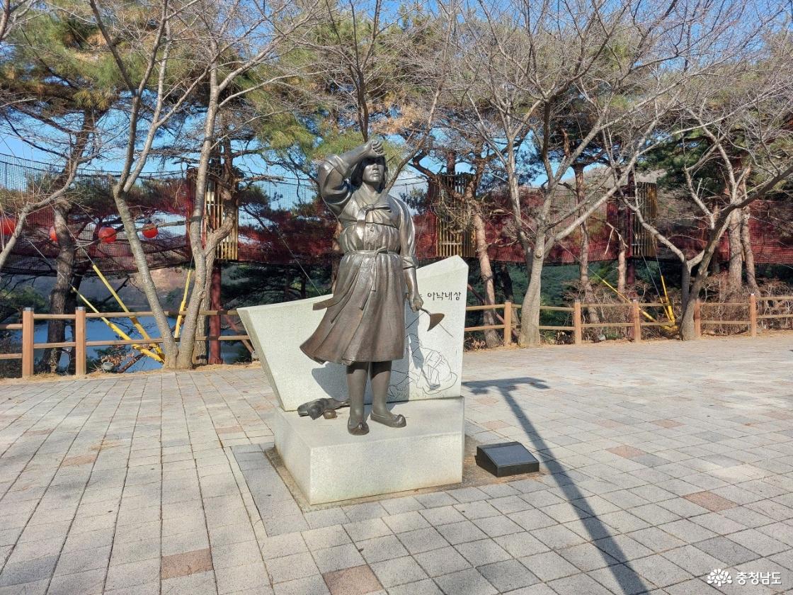 출렁다리 입구 조형물