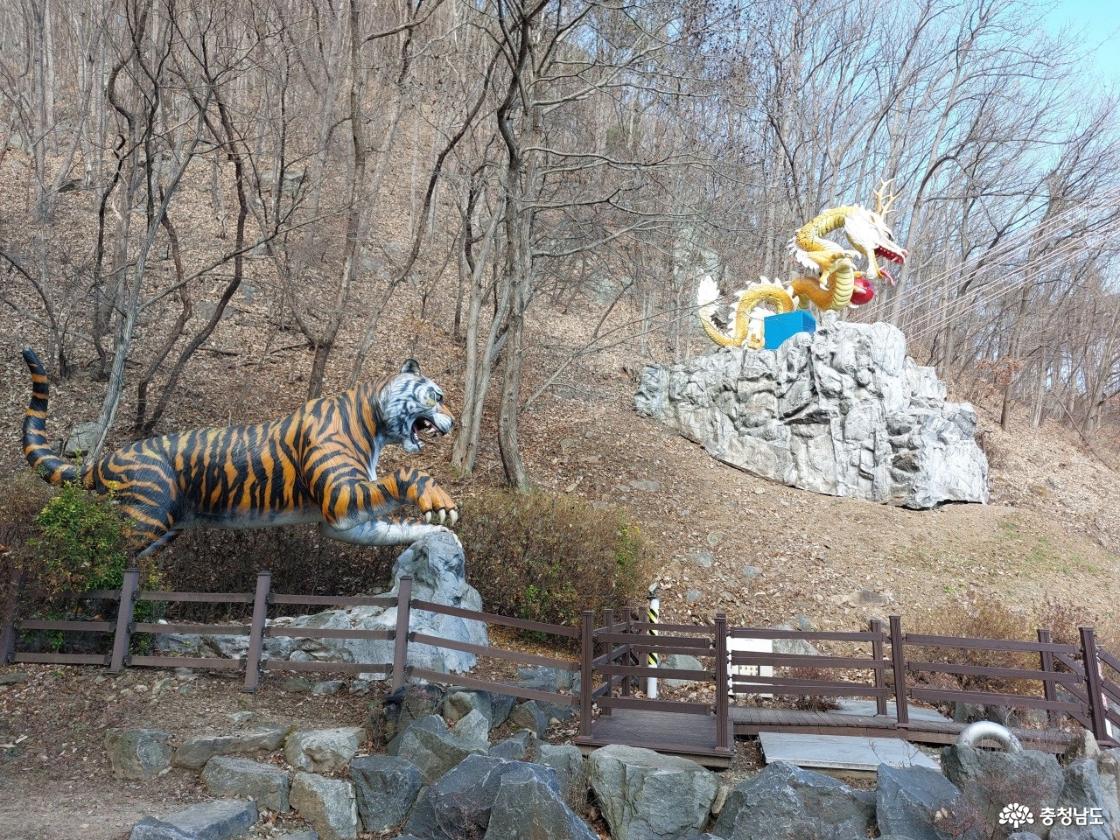 황룡과 호랑이 조형물