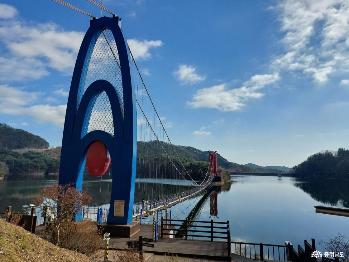 건너편에서 본 출렁다리