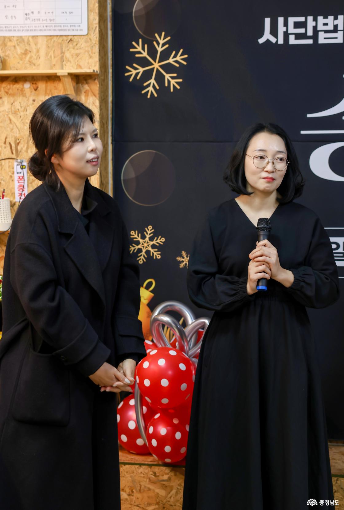 신입 한현진 회원과 김현미 회원이 인사말을 하고 있는 모습입니다. 