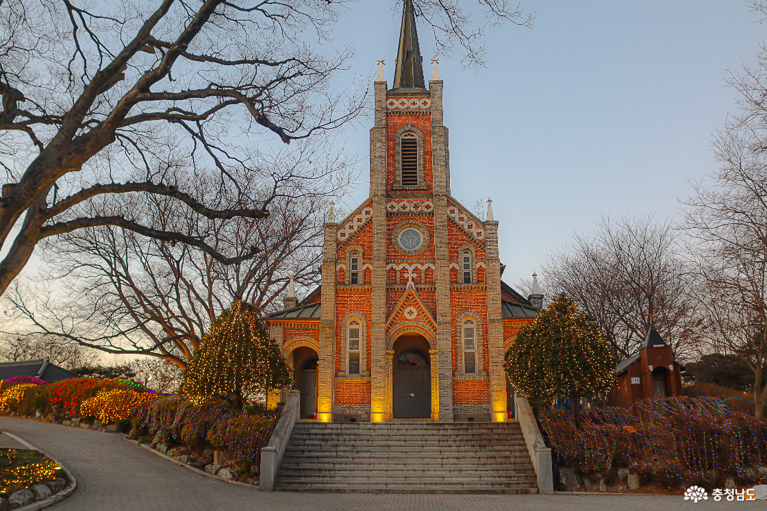 완전한 어둠이 찾아오기 전 시작되는 야경 점등