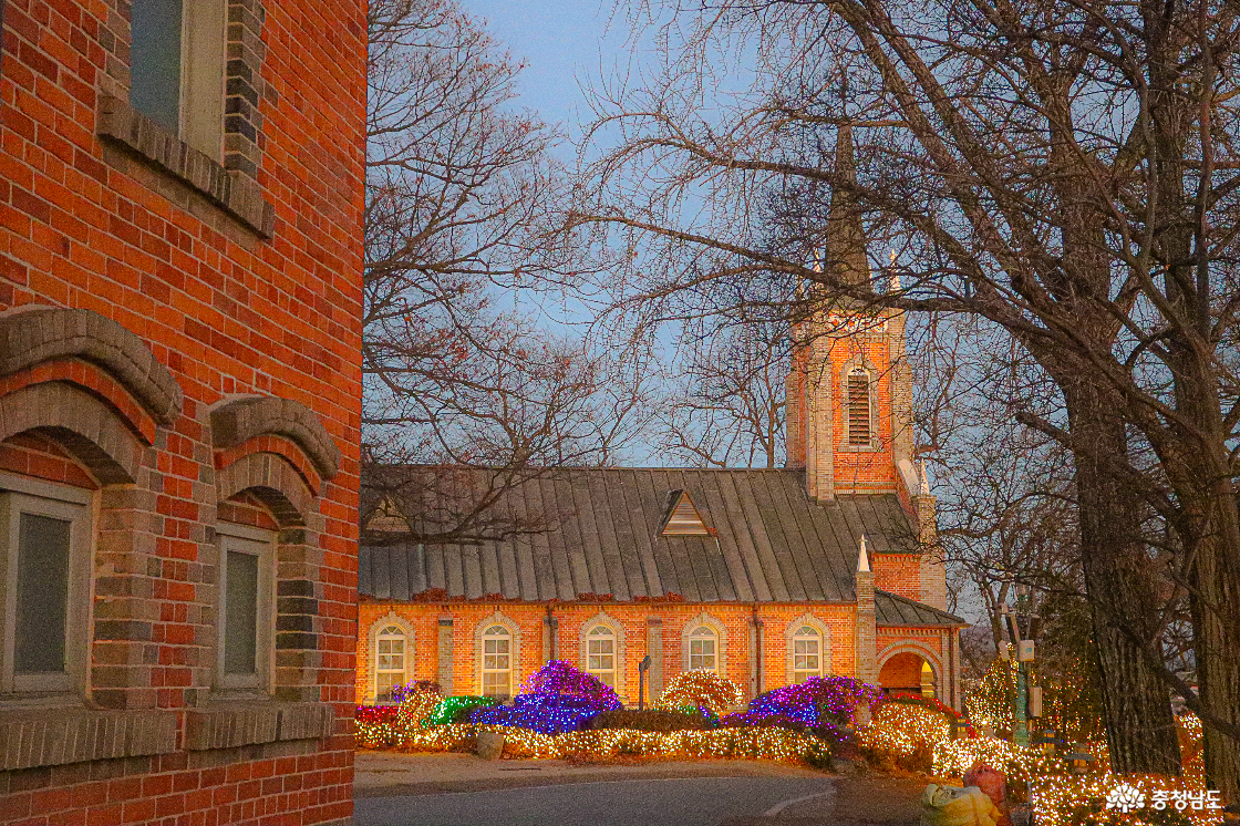 완전한 어둠이 찾아오기 전 시작되는 야경 점등