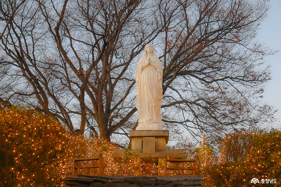 완전한 어둠이 찾아오기 전 시작되는 야경 점등
